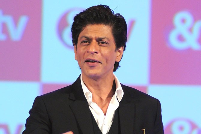 SRK learns new skill - to make rangoli (Movie Snippets)