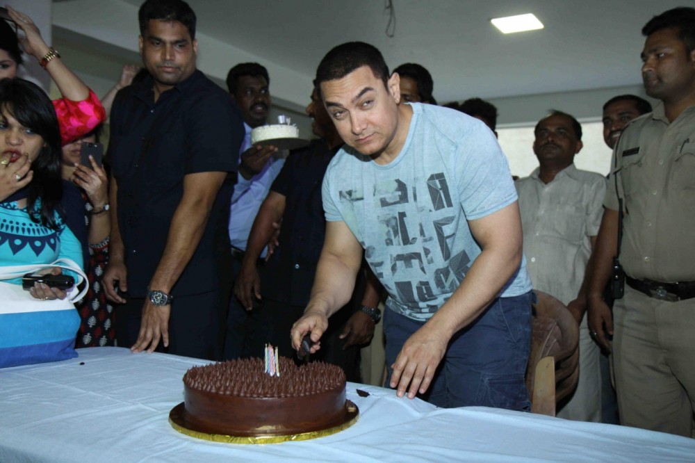 Aamir Khan cuts 50th birthday cake with media