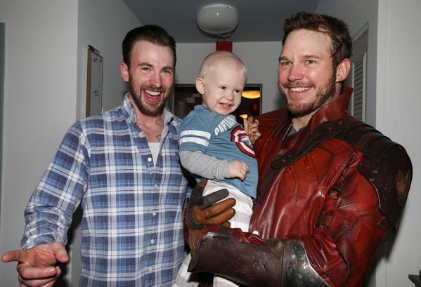 Chris Pratt visits hospital kids with Chris Evans