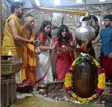Ekta Kapoor in Ujjain: Ekta Kapoor reached Mahakaleshwar, chanted in the sanctum, worshiped rice in Mangalnath temple